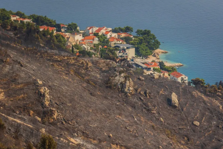 Ovako danas izgledaju Omi&scaron; i okolica: Umorni vatrogasci, pougljeni automobili i prizori tuge