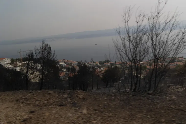 Ovako danas izgledaju Omi&scaron; i okolica: Umorni vatrogasci, pougljeni automobili i prizori tuge