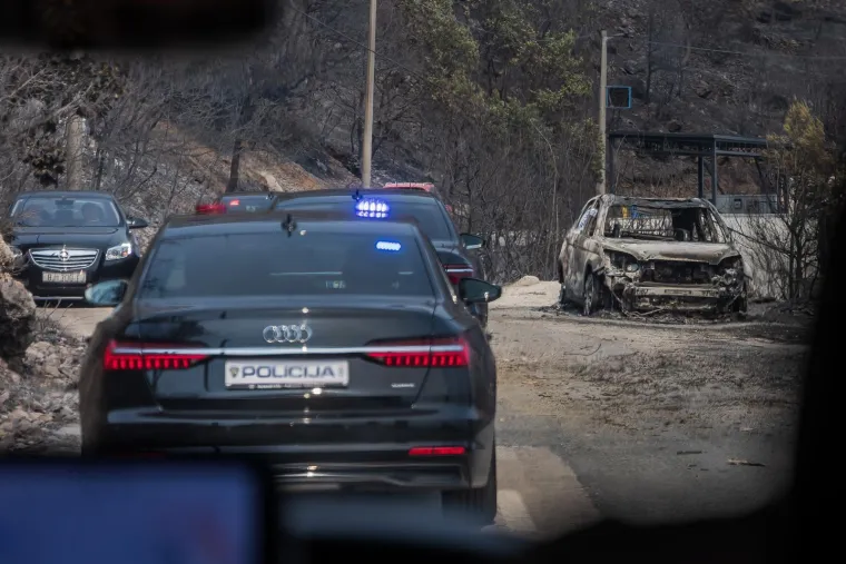 Ovako danas izgledaju Omi&scaron; i okolica: Umorni vatrogasci, pougljeni automobili i prizori tuge