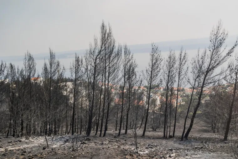 Ovako danas izgledaju Omi&scaron; i okolica: Umorni vatrogasci, pougljeni automobili i prizori tuge