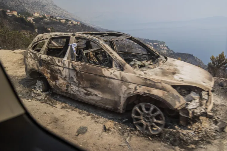 Ovako danas izgledaju Omi&scaron; i okolica: Umorni vatrogasci, pougljeni automobili i prizori tuge