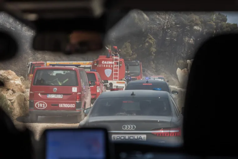 Ovako danas izgledaju Omi&scaron; i okolica: Umorni vatrogasci, pougljeni automobili i prizori tuge