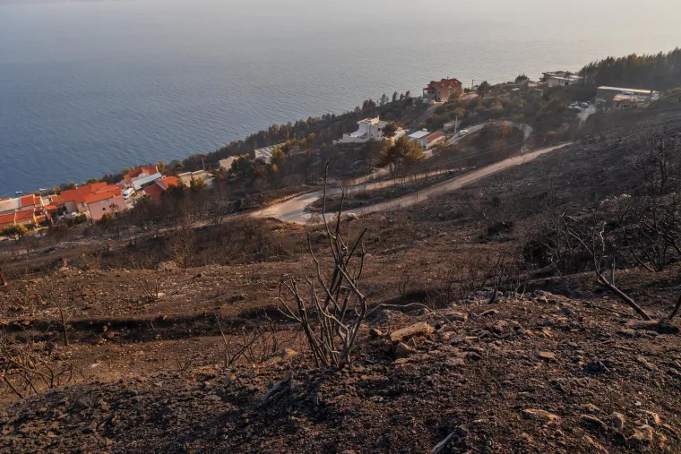 Prizori nakon noći kakvu Hrvatska ne pamti: Pogledajte &scaron;to je ostalo iza vatrene stihije kod Omi&scaron;a