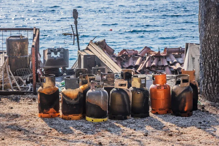 Prizori nakon noći kakvu Hrvatska ne pamti: Pogledajte &scaron;to je ostalo iza vatrene stihije kod Omi&scaron;a