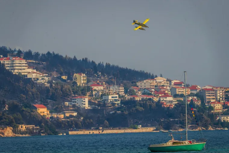Prizori nakon noći kakvu Hrvatska ne pamti: Pogledajte &scaron;to je ostalo iza vatrene stihije kod Omi&scaron;a