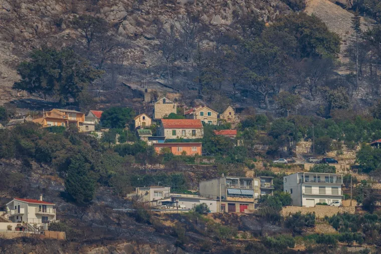 Prizori nakon noći kakvu Hrvatska ne pamti: Pogledajte &scaron;to je ostalo iza vatrene stihije kod Omi&scaron;a