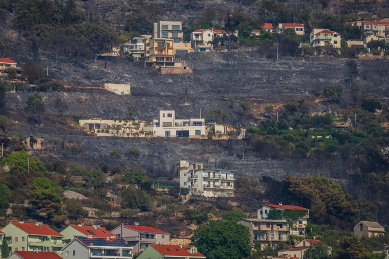 Prizori nakon noći kakvu Hrvatska ne pamti: Pogledajte &scaron;to je ostalo iza vatrene stihije kod Omi&scaron;a