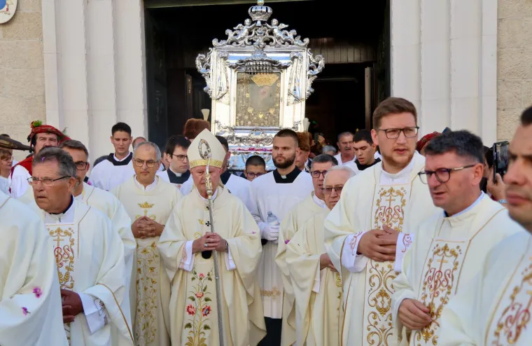 Velika je Gospa: Pogledajte procesiju u sinjskom sveti&scaron;tu, Alkari nose sliku Bogorodice