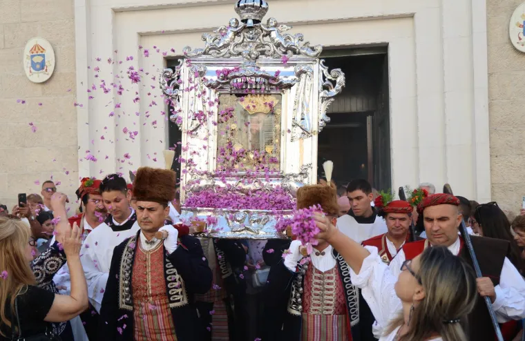 Velika je Gospa: Pogledajte procesiju u sinjskom sveti&scaron;tu, Alkari nose sliku Bogorodice