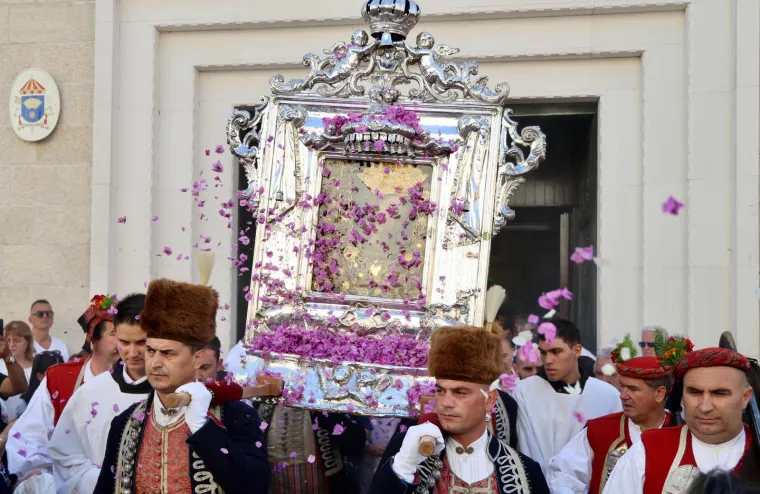 Velika je Gospa: Pogledajte procesiju u sinjskom sveti&scaron;tu, Alkari nose sliku Bogorodice