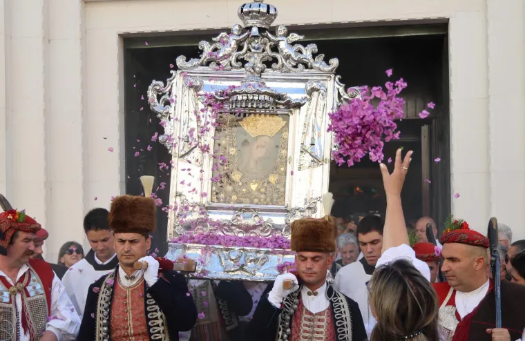 Velika je Gospa: Pogledajte procesiju u sinjskom sveti&scaron;tu, Alkari nose sliku Bogorodice
