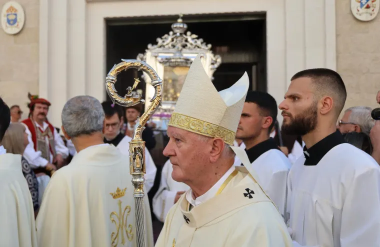 Velika je Gospa: Pogledajte procesiju u sinjskom sveti&scaron;tu, Alkari nose sliku Bogorodice