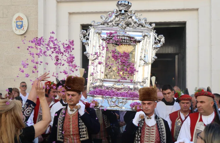 Velika je Gospa: Pogledajte procesiju u sinjskom sveti&scaron;tu, Alkari nose sliku Bogorodice
