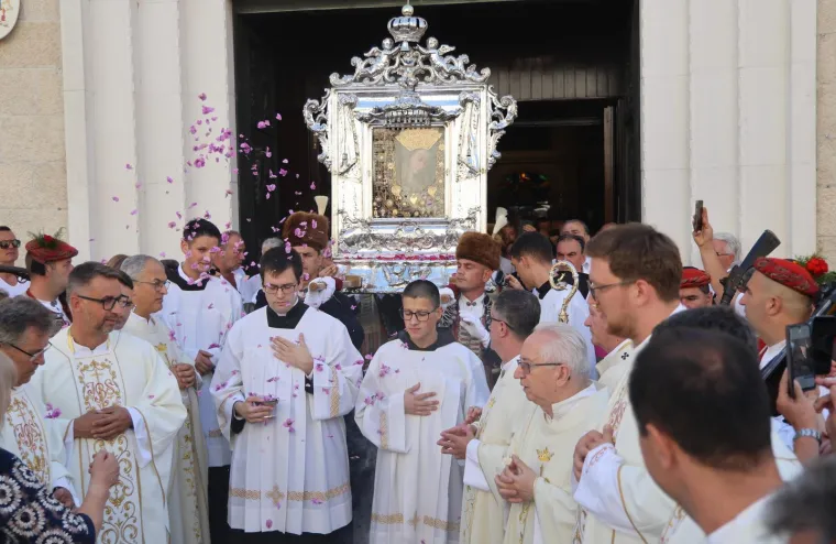 Velika je Gospa: Pogledajte procesiju u sinjskom sveti&scaron;tu, Alkari nose sliku Bogorodice