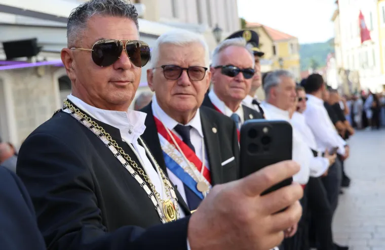 Velika je Gospa: Pogledajte procesiju u sinjskom sveti&scaron;tu, Alkari nose sliku Bogorodice