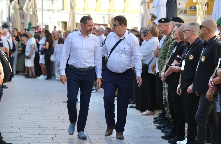 Velika je Gospa: Pogledajte procesiju u sinjskom sveti&scaron;tu, Alkari nose sliku Bogorodice