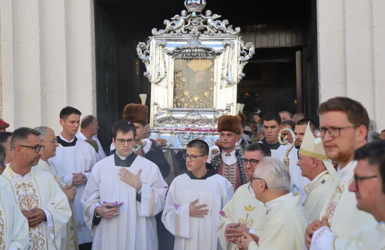 Velika je Gospa: Pogledajte procesiju u sinjskom sveti&scaron;tu, Alkari nose sliku Bogorodice
