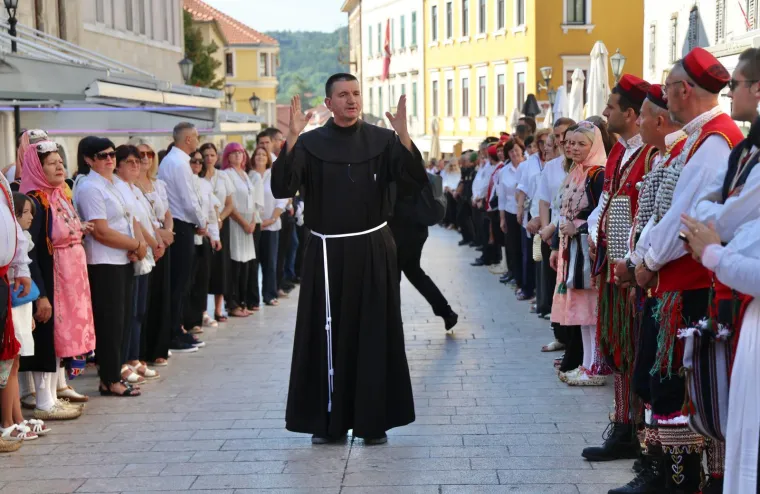 Velika je Gospa: Pogledajte procesiju u sinjskom sveti&scaron;tu, Alkari nose sliku Bogorodice