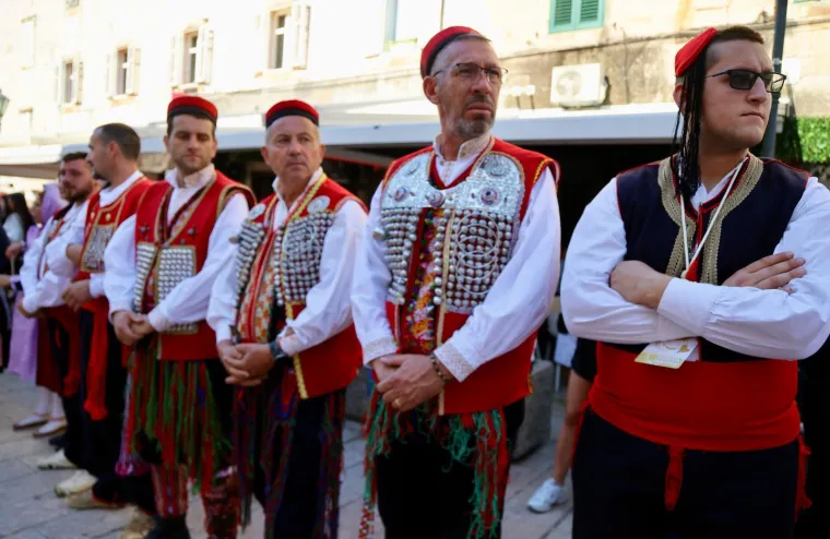 Velika je Gospa: Pogledajte procesiju u sinjskom sveti&scaron;tu, Alkari nose sliku Bogorodice