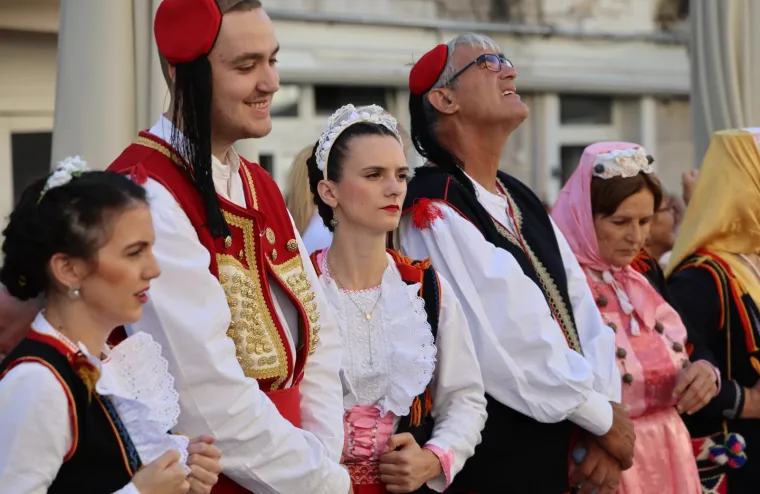 Velika je Gospa: Pogledajte procesiju u sinjskom sveti&scaron;tu, Alkari nose sliku Bogorodice