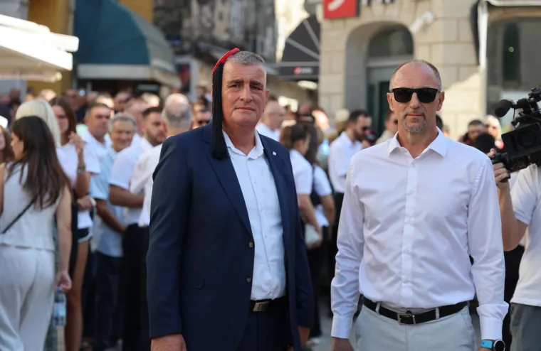 Velika je Gospa: Pogledajte procesiju u sinjskom sveti&scaron;tu, Alkari nose sliku Bogorodice