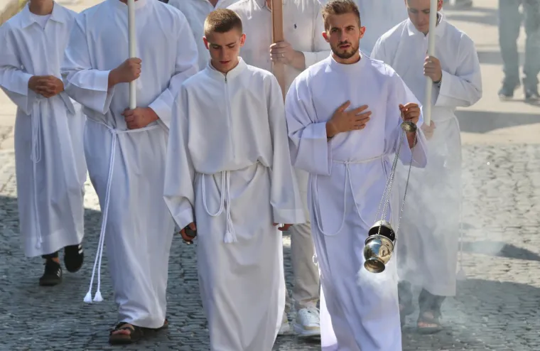 Velika je Gospa: Pogledajte procesiju u sinjskom sveti&scaron;tu, Alkari nose sliku Bogorodice