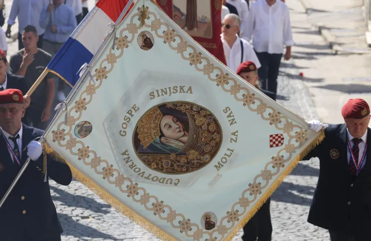 Velika je Gospa: Pogledajte procesiju u sinjskom sveti&scaron;tu, Alkari nose sliku Bogorodice