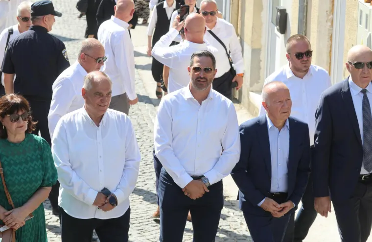 Velika je Gospa: Pogledajte procesiju u sinjskom sveti&scaron;tu, Alkari nose sliku Bogorodice