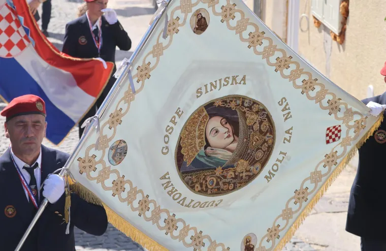 Velika je Gospa: Pogledajte procesiju u sinjskom sveti&scaron;tu, Alkari nose sliku Bogorodice