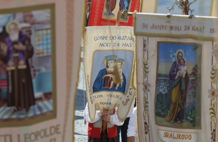 Velika je Gospa: Pogledajte procesiju u sinjskom sveti&scaron;tu, Alkari nose sliku Bogorodice