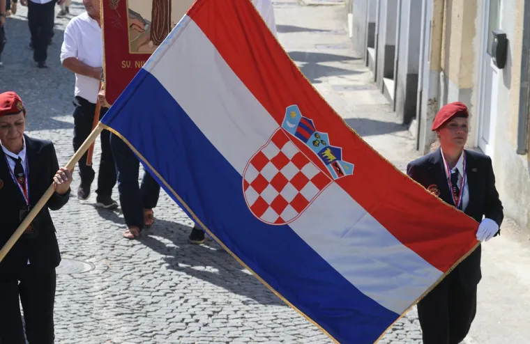 Velika je Gospa: Pogledajte procesiju u sinjskom sveti&scaron;tu, Alkari nose sliku Bogorodice