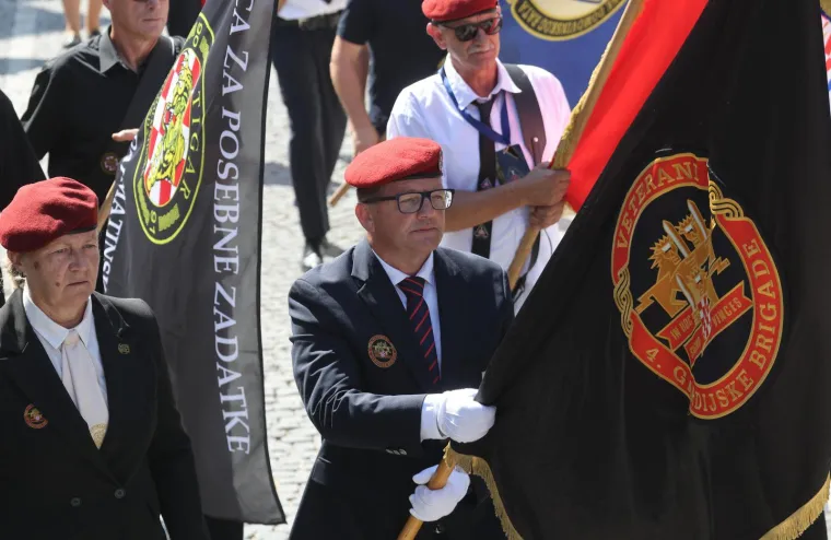 Velika je Gospa: Pogledajte procesiju u sinjskom sveti&scaron;tu, Alkari nose sliku Bogorodice