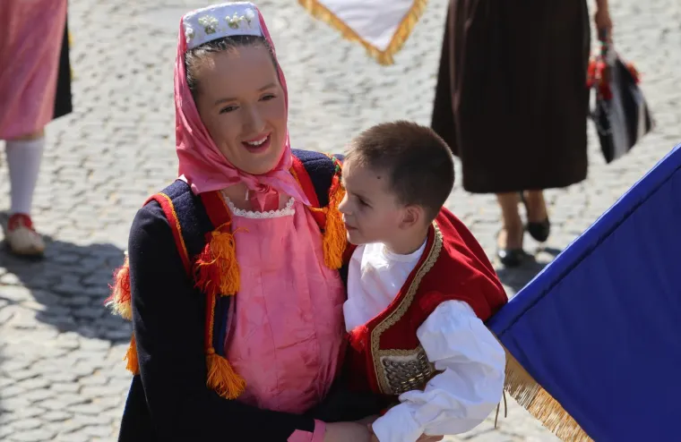 Velika je Gospa: Pogledajte procesiju u sinjskom sveti&scaron;tu, Alkari nose sliku Bogorodice