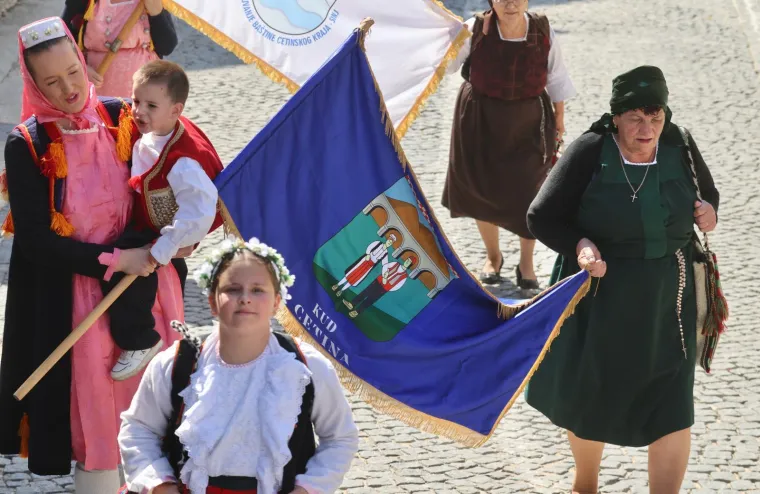 Velika je Gospa: Pogledajte procesiju u sinjskom sveti&scaron;tu, Alkari nose sliku Bogorodice