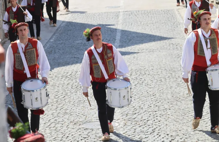 Velika je Gospa: Pogledajte procesiju u sinjskom sveti&scaron;tu, Alkari nose sliku Bogorodice