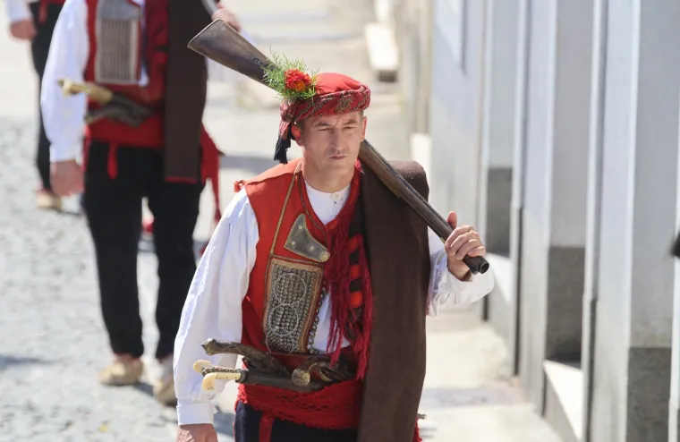 Velika je Gospa: Pogledajte procesiju u sinjskom sveti&scaron;tu, Alkari nose sliku Bogorodice