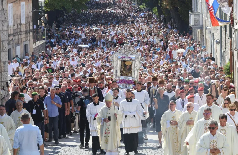 Velika je Gospa: Pogledajte procesiju u sinjskom sveti&scaron;tu, Alkari nose sliku Bogorodice