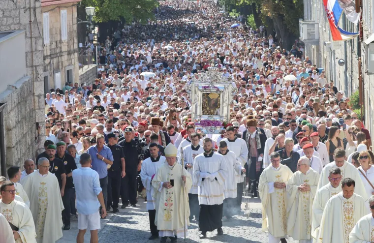 Velika je Gospa: Pogledajte procesiju u sinjskom sveti&scaron;tu, Alkari nose sliku Bogorodice