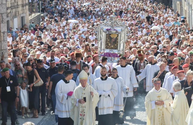 Velika je Gospa: Pogledajte procesiju u sinjskom sveti&scaron;tu, Alkari nose sliku Bogorodice