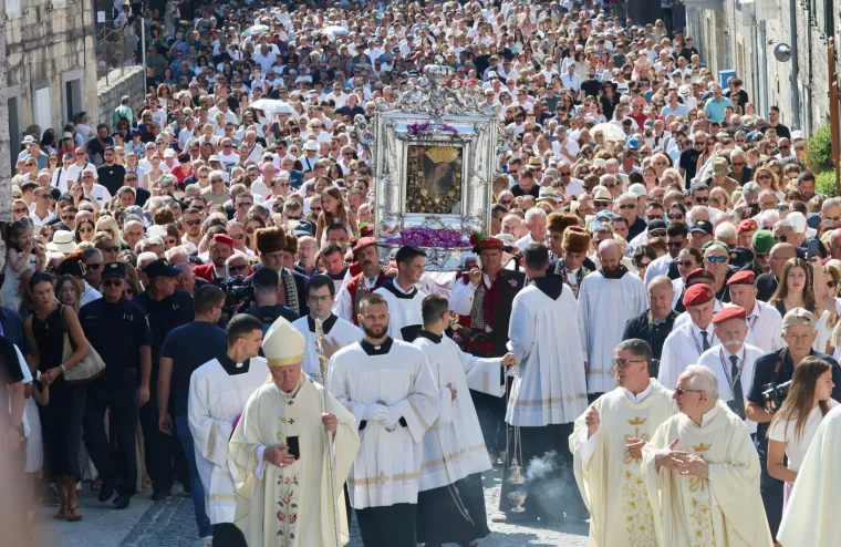 Velika je Gospa: Pogledajte procesiju u sinjskom sveti&scaron;tu, Alkari nose sliku Bogorodice