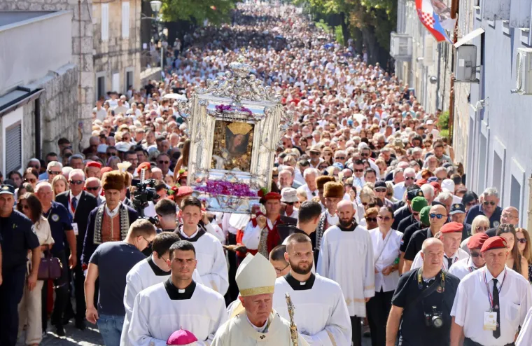 Velika je Gospa: Pogledajte procesiju u sinjskom sveti&scaron;tu, Alkari nose sliku Bogorodice