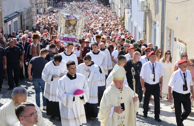 Velika je Gospa: Pogledajte procesiju u sinjskom sveti&scaron;tu, Alkari nose sliku Bogorodice