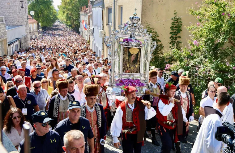 Velika je Gospa: Pogledajte procesiju u sinjskom sveti&scaron;tu, Alkari nose sliku Bogorodice
