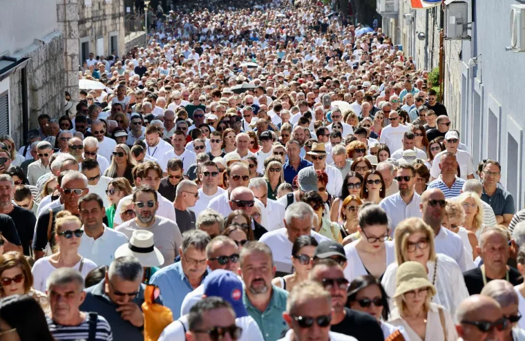 Velika je Gospa: Pogledajte procesiju u sinjskom sveti&scaron;tu, Alkari nose sliku Bogorodice
