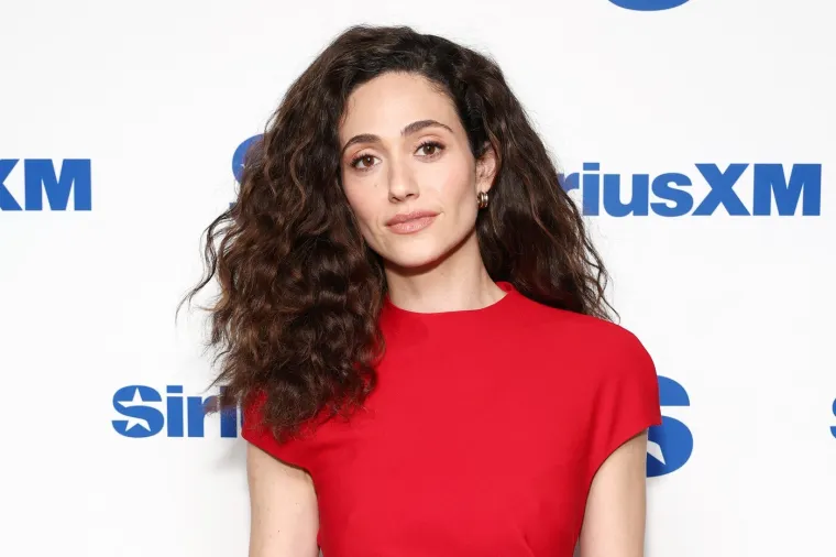 Glumila zapu&scaron;tenu buntovnicu, a izvan kamera obara s nogu: Kako se mijenjala fatalna Emmy Rossum