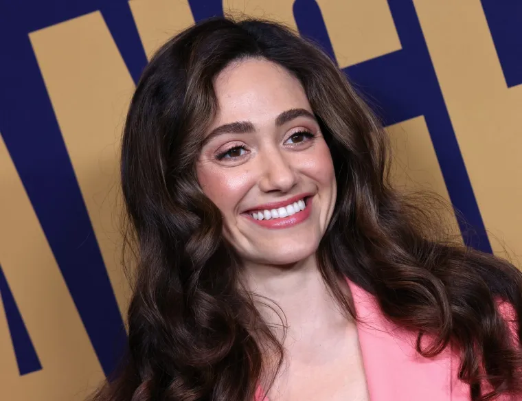 Glumila zapu&scaron;tenu buntovnicu, a izvan kamera obara s nogu: Kako se mijenjala fatalna Emmy Rossum
