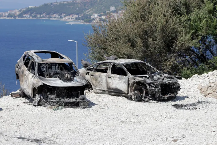 Požar ih pretvorio u olupine, stavili ih sve na hrpu: Pogledajte prizore koji ostavljaju bez riječi
