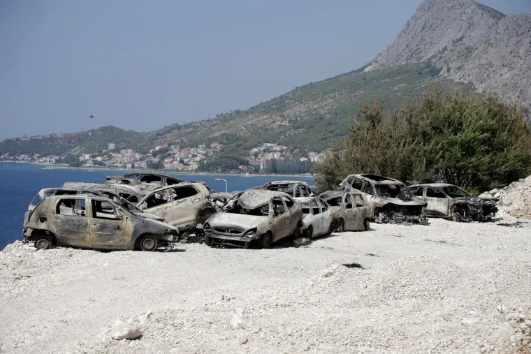 Požar ih pretvorio u olupine, stavili ih sve na hrpu: Pogledajte prizore koji ostavljaju bez riječi