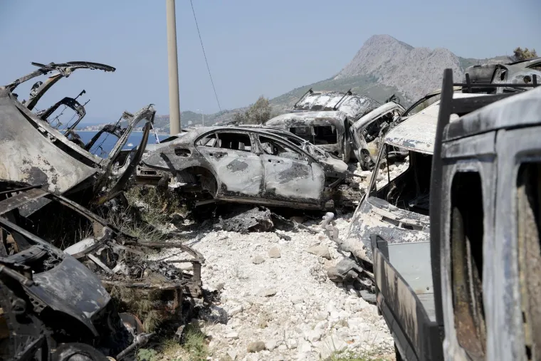 Požar ih pretvorio u olupine, stavili ih sve na hrpu: Pogledajte prizore koji ostavljaju bez riječi
