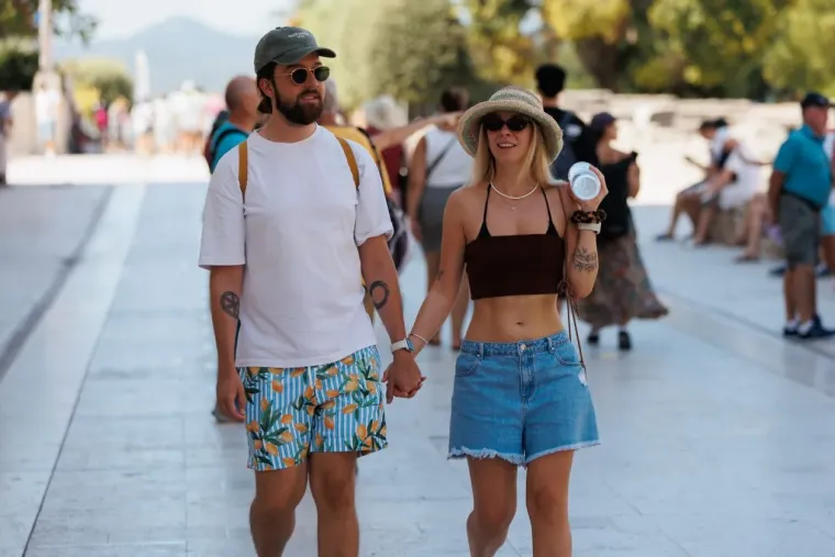 Tko je ona? Crnokosa ljepotica pro&scaron;etala Zadrom i postala glavna atrakcija &scaron;pice